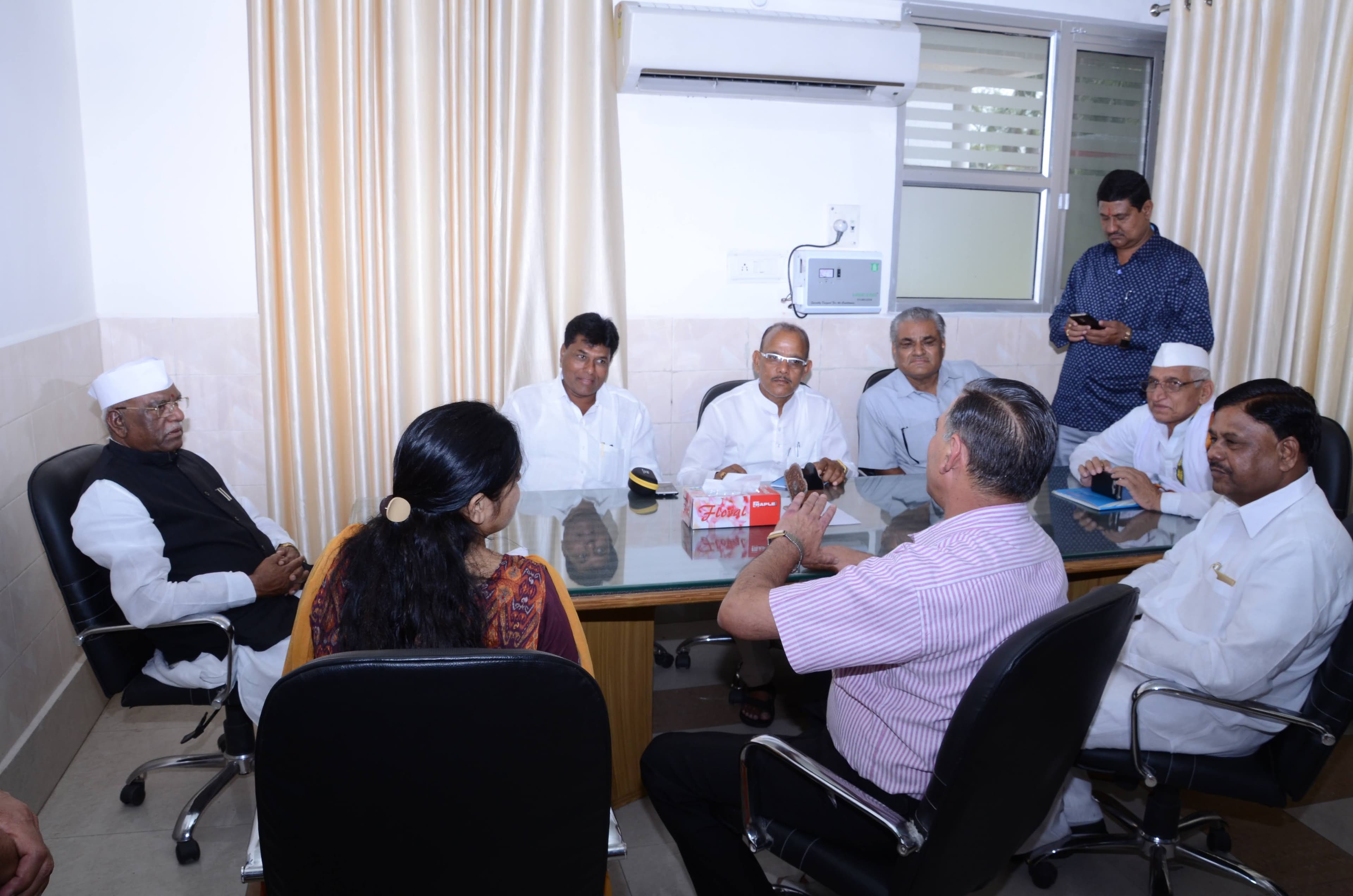 सार्वजनिक समस्यांवर बैठक