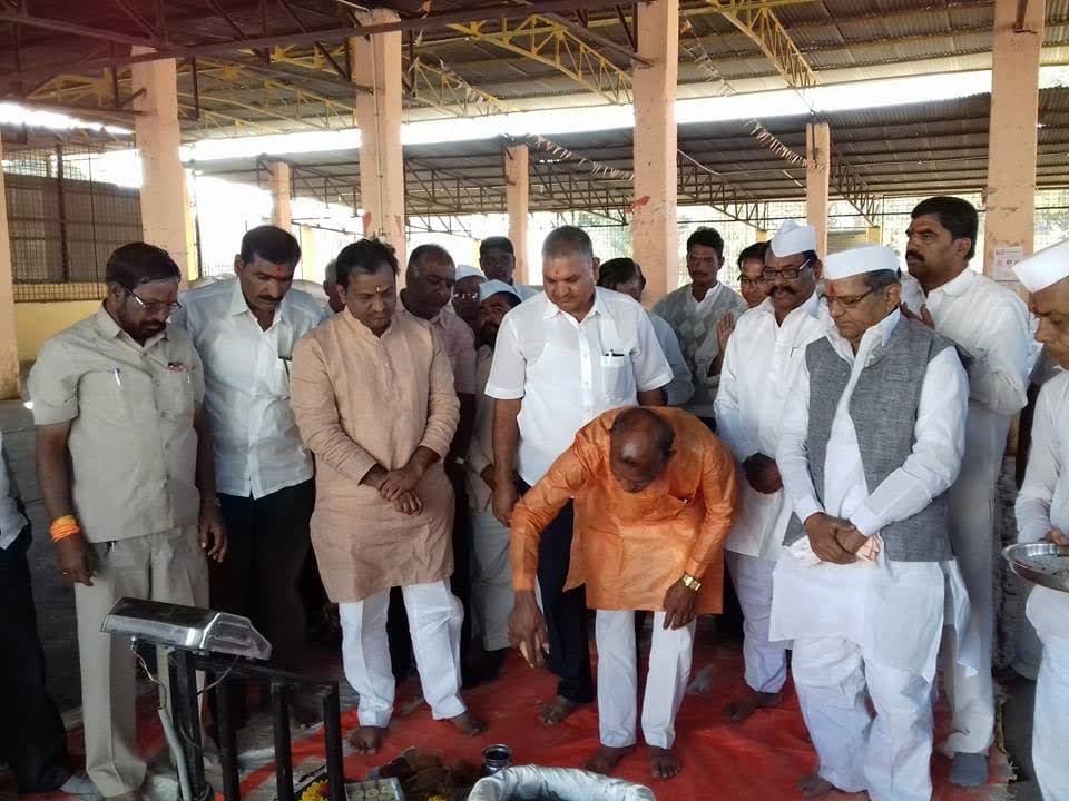 नवीन कामांचा शुभारंभ करताना