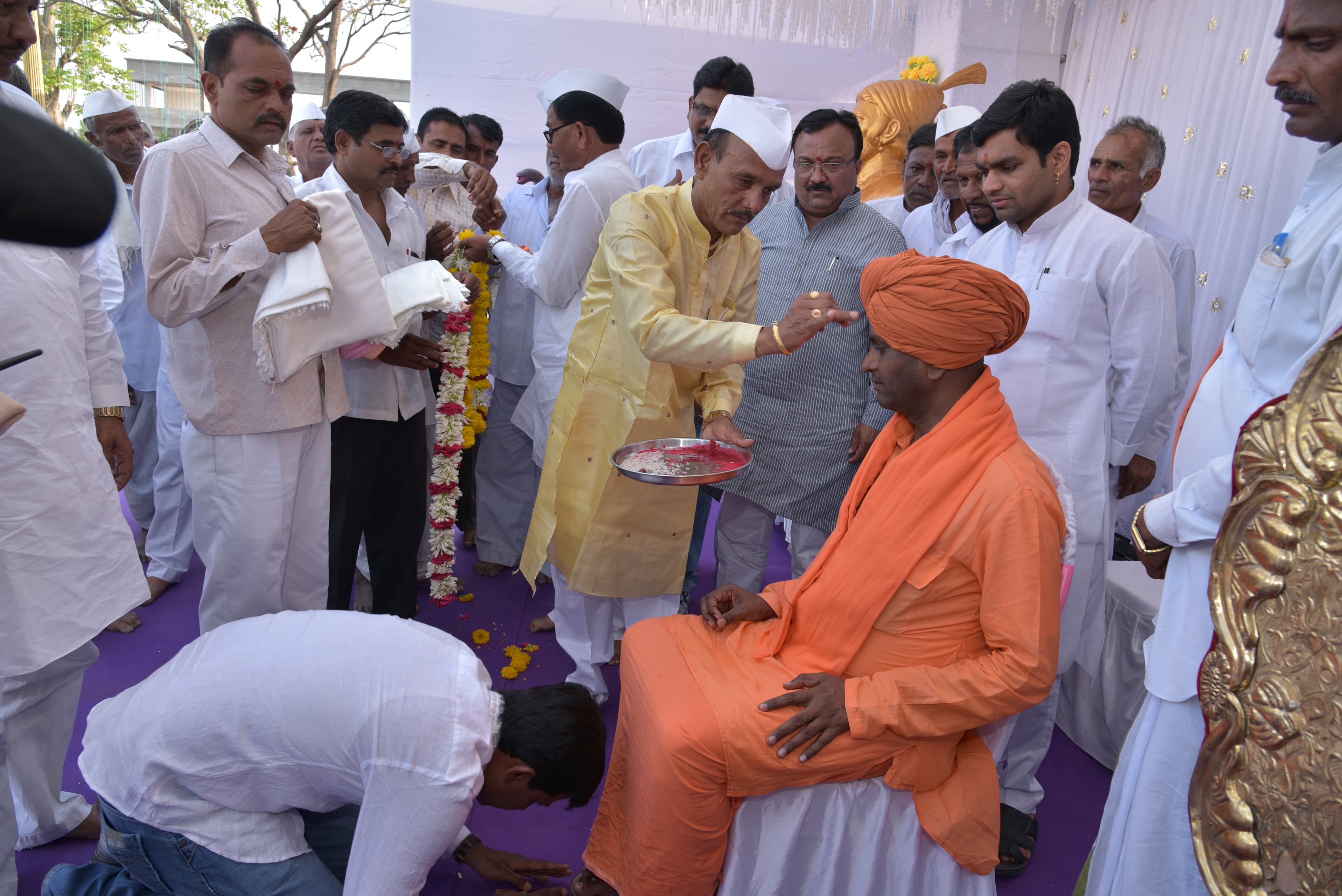 रामगिरीजी महाराज यांचे पूजन करताना