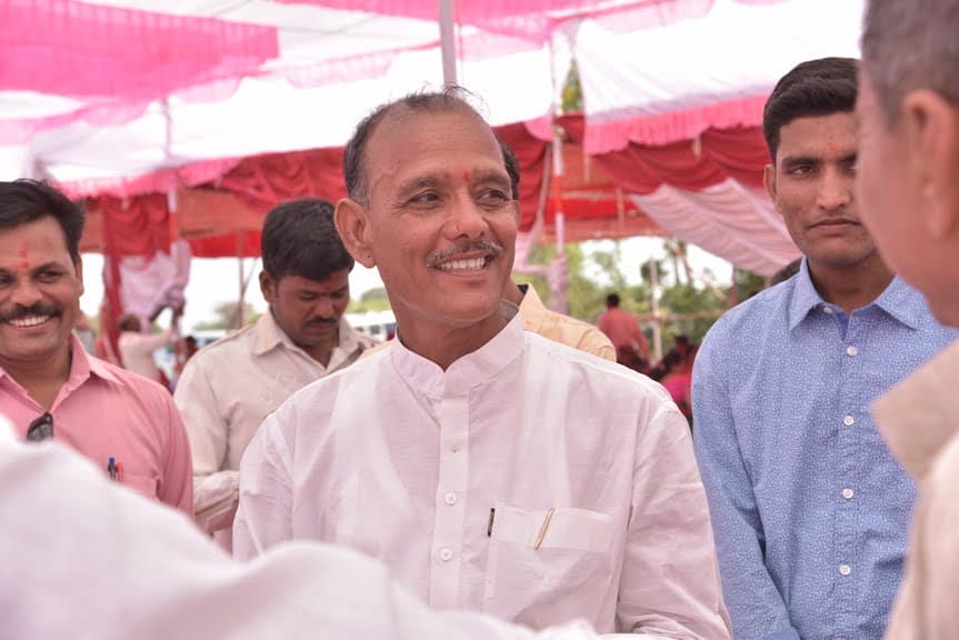 कार्यक्रमात लोकांशी संवाद