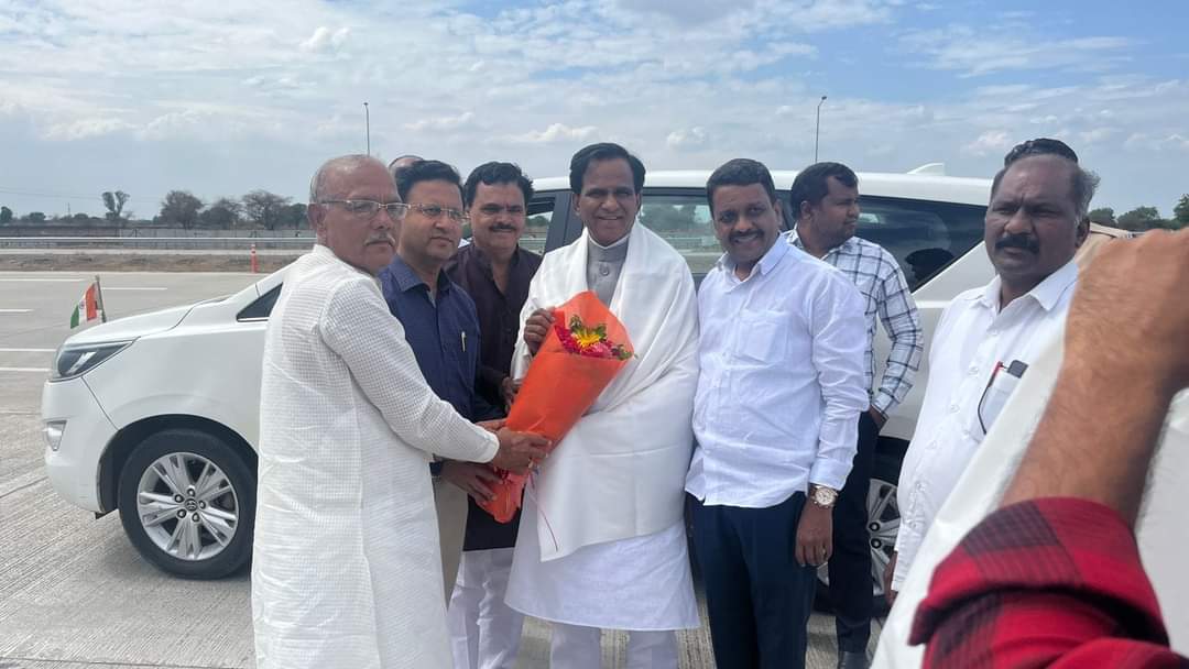 भाजप नेते रावसाहेब दानवे यांच्यासोबत